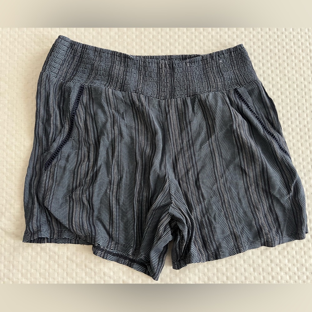 Linen shorts with pockets, size medium